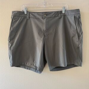 lululemon athletica Men's Olive Green Flat Front Shorts Preppy Travel Golf 7”